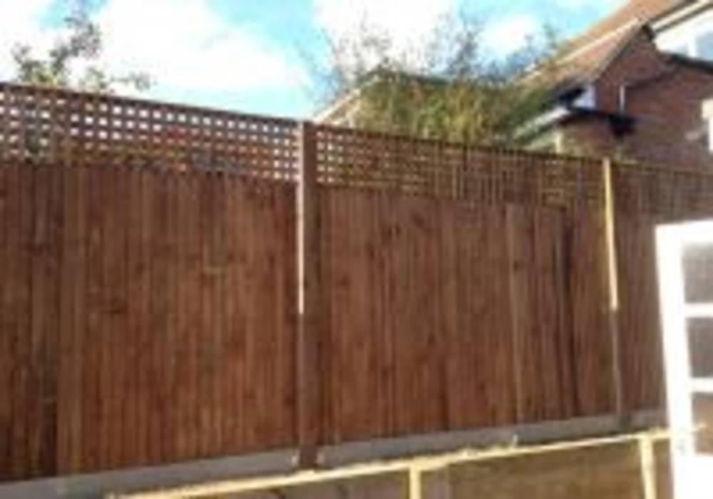 Closeboard fencing with trellis